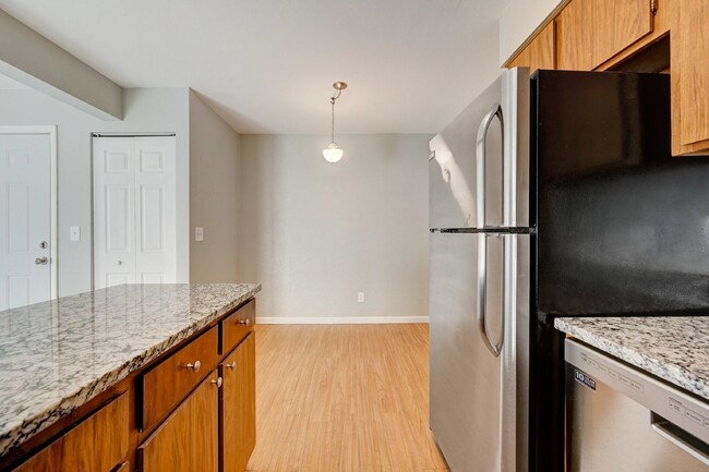 Building Photo - $1,250- 1 Bed, 1 Bath Condo in Denver with...