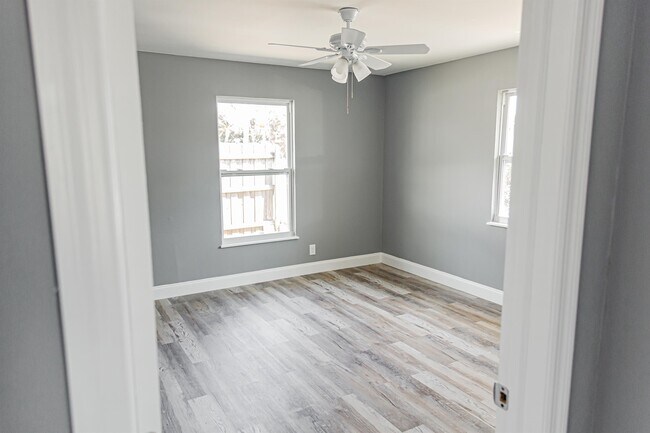 Building Photo - 901 W 36th St