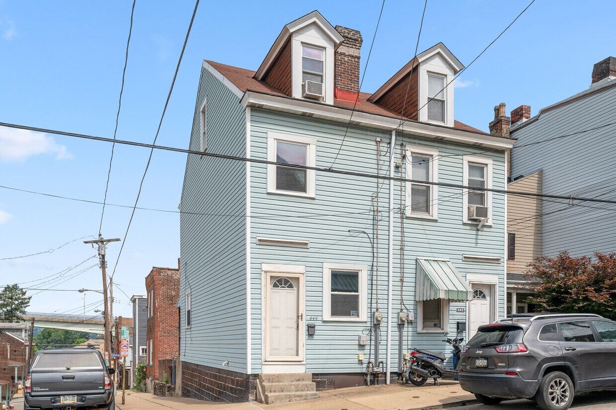 Primary Photo - 2 bed 1 bath with fresh updates - great lo...