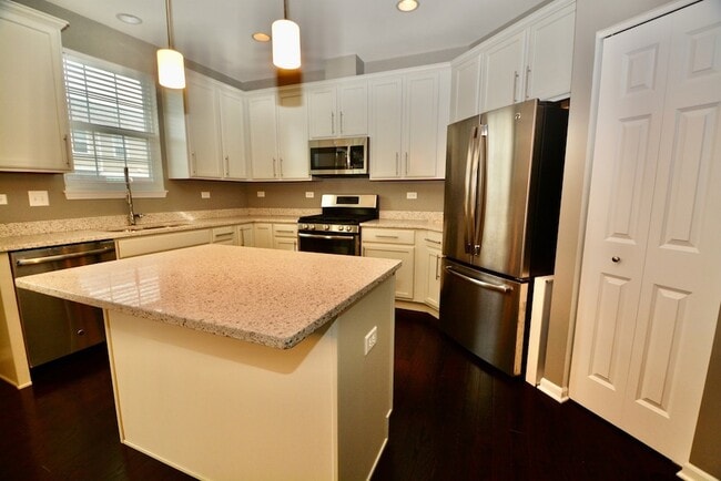 Building Photo - 2953 Madison Dr