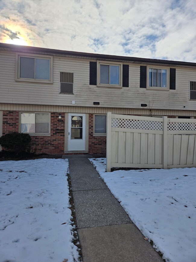 Building Photo - 24943 Mayfair St