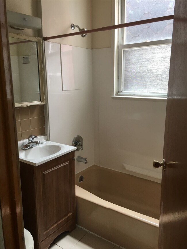 Building Photo - 559 Avenue A