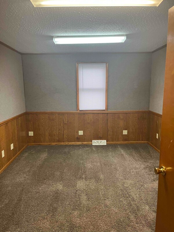 Building Photo - 842 W Pershing St