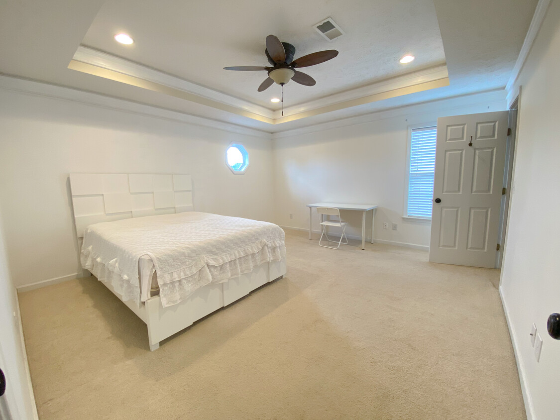 Private Spacious Bedroom - 375 Clarkston Dr