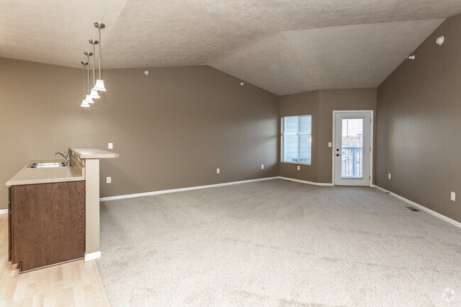 Soaring Ceilings & Spacious Living Area - MacArthur Square Apartments