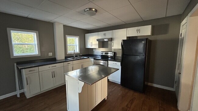 Building Photo - Newly updated, bright and spacious 2 bed/1...