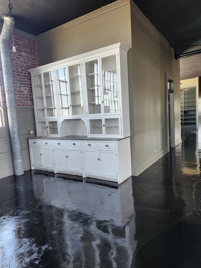Buffet de cocina de 2,74 m (9 pies) - 600 Virginia St W