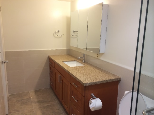 Foto del edificio - 242 Dennis Dr