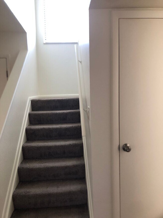 Foto del edificio - Two bedroom town home with a two car garag...