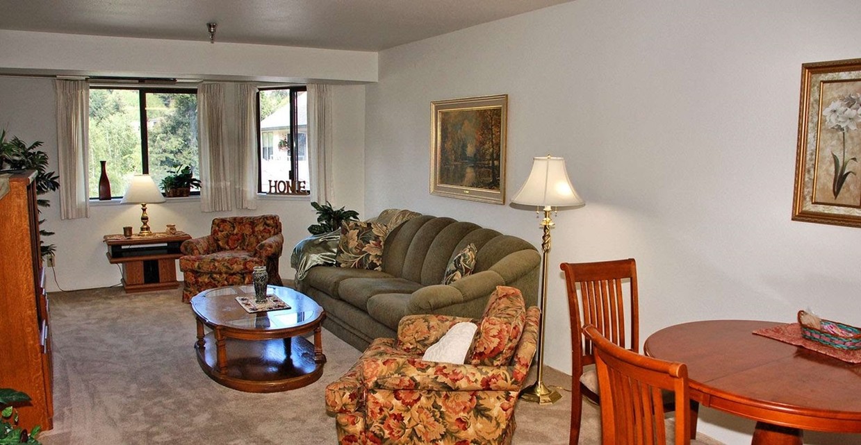 Living Room - Solstice Senior Living at Point Defiance