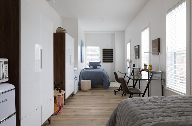 Chic and spacious double bedroom - 2225 Hearst