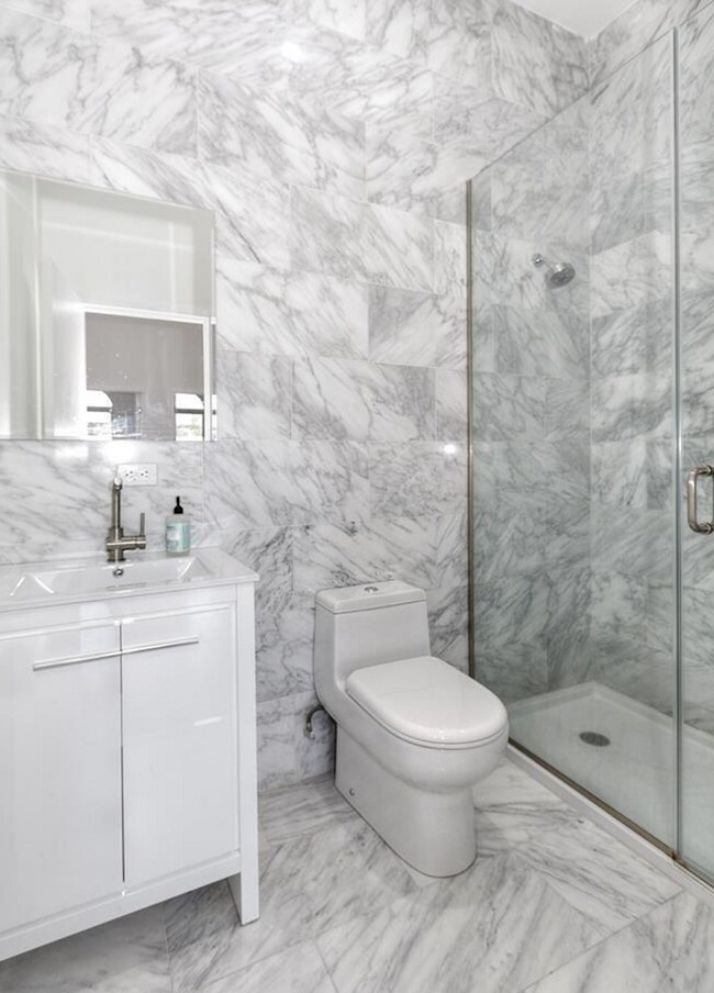 Building Photo - 326 Eldert St