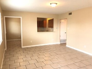 Building Photo - 7300 Twin Crest Dr