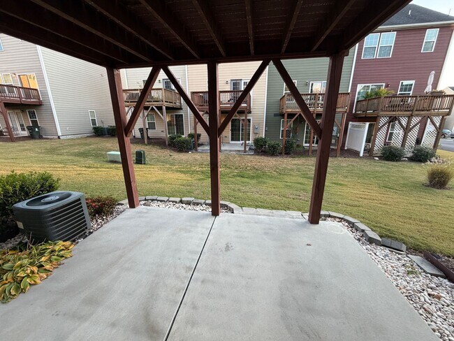 Foto del edificio - Like-New 4 Bedroom Townhouse