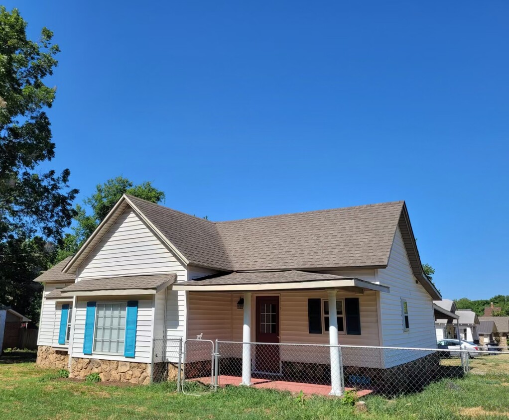 Primary Photo - 1135 E 9th St