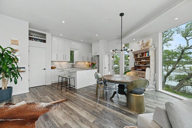 Comedor - 2179 Sol Legare Rd