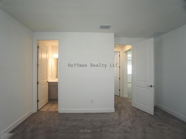 Foto del edificio - Stunning 5-Bedroom Lakeview Home in River ...