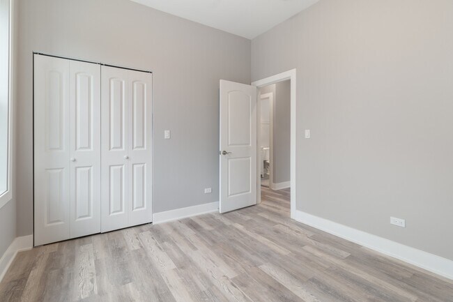 Foto del edificio - Beautiful, Updated, Spacious 2b/2bth Ukrainian Village, Avail 6/1