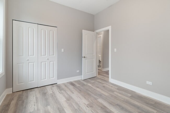 Building Photo - Beautiful, Updated, Spacious 2b/2bth Ukrainian Village, Avail 6/1