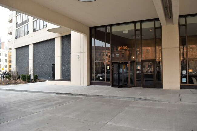 Building Photo - 3930 N Pine Grove Ave