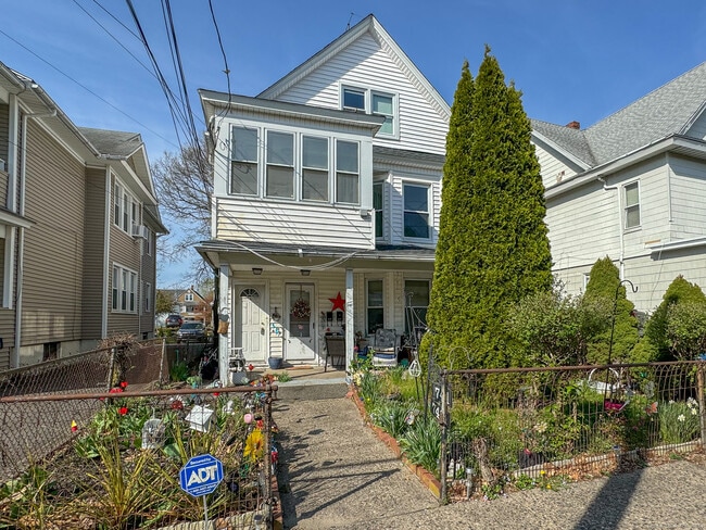 Building Photo - 741 Brewster St