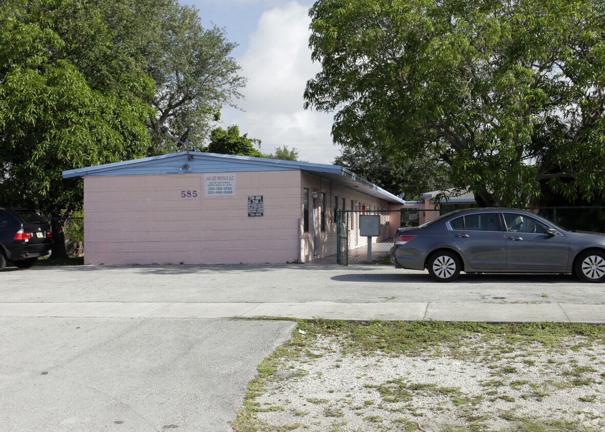 Building Photo - 585-595 NE 139th St