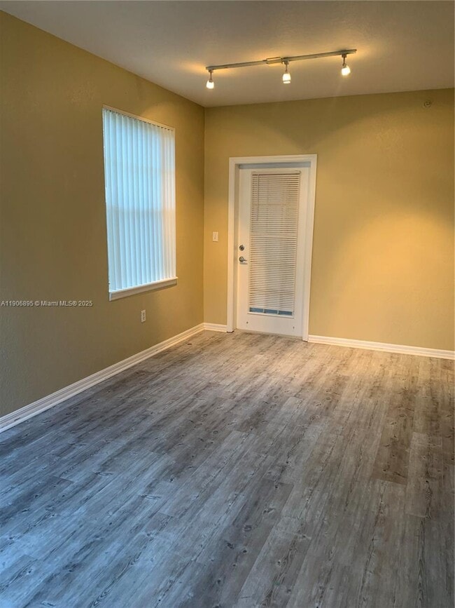 Foto del edificio - 6572 W Sample Rd