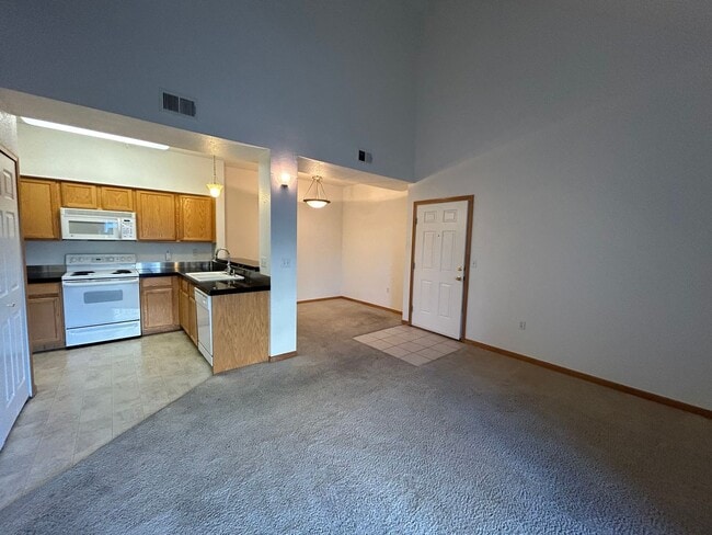 Building Photo - Vaulted Ceilings, Natural Light, and Comfort in Fort Collins Condo