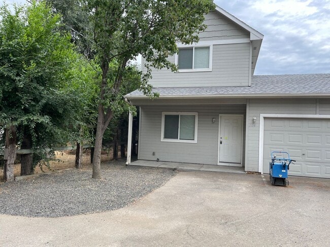 Building Photo - Townhome In A Great Location