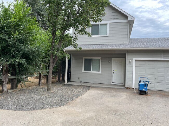 Foto del edificio - Townhome In A Great Location