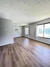 Building Photo - 3839 Silver Lake Rd