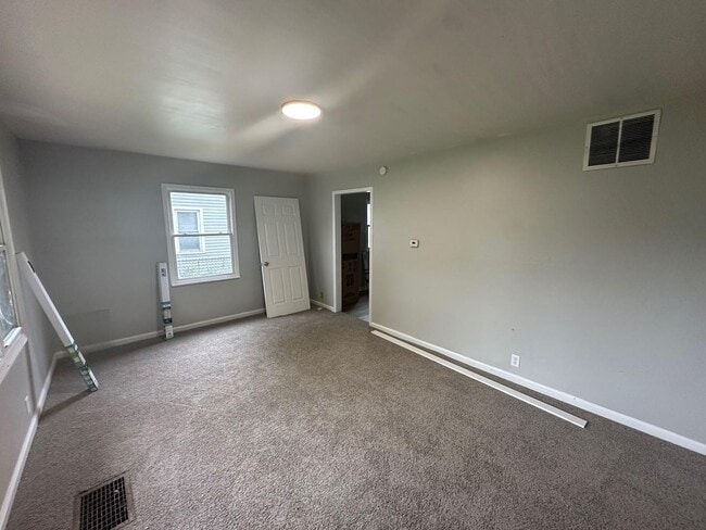 Building Photo - 3 Bed 1 Bath with Fence + 2 Car Garage - Newly Refreshed