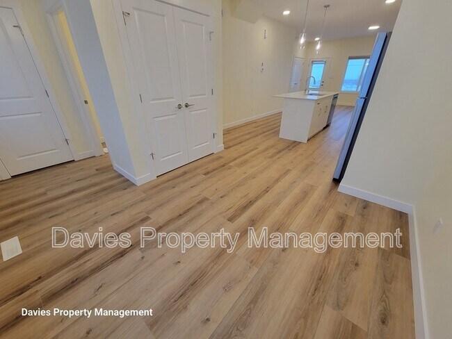 Photo du bâtiment - 4582 Warbler Loop NW