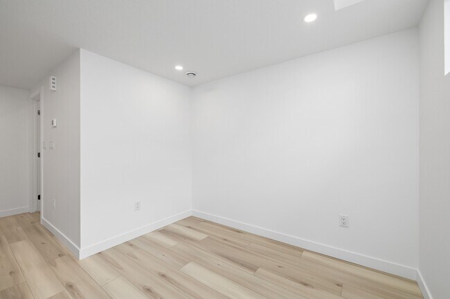 Building Photo - 8664-8677 77 St NW