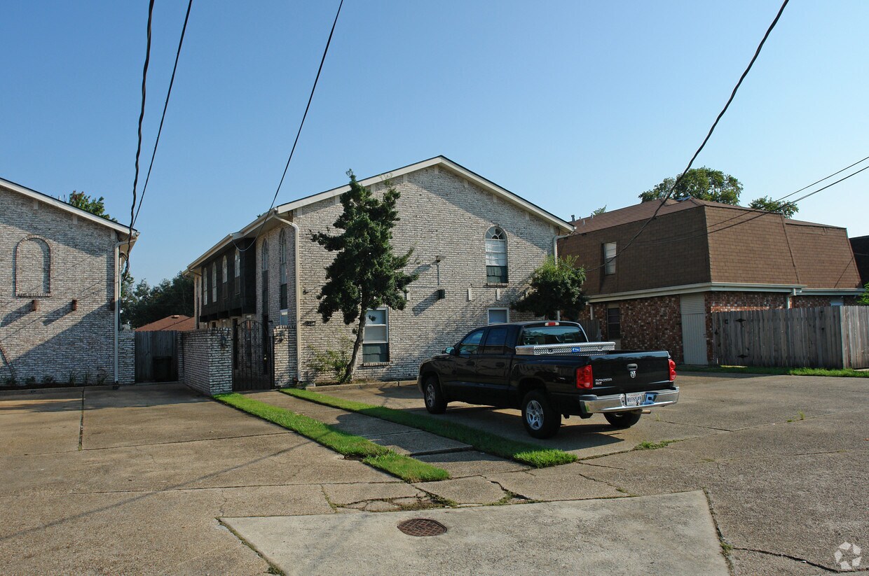 Primary Photo - 4921 Yale St