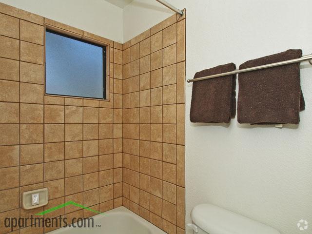 Baño - The Greens at Ventana Canyon Apartments