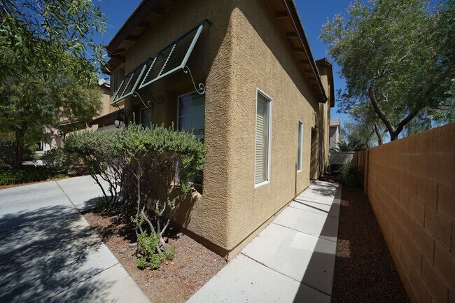 Building Photo - NO SHOWINGS UNTIL 11/23/24