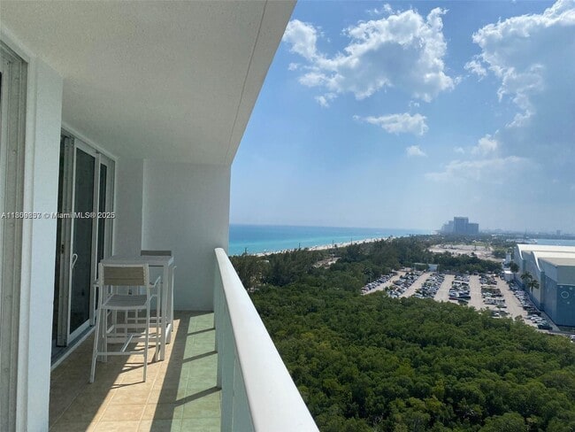 Foto del edificio - 100 Bayview Dr