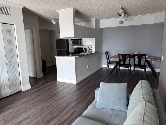 Foto del edificio - 17100 N Bay Rd