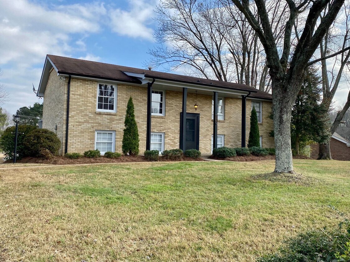 Primary Photo - Location Location Location!!! 4bdr/2ba Spl...