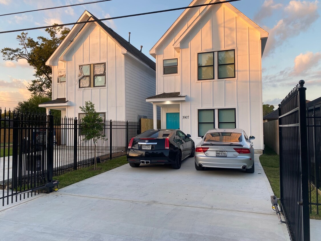 Gated 2 Car Driveway - 3907 Shelby Cir