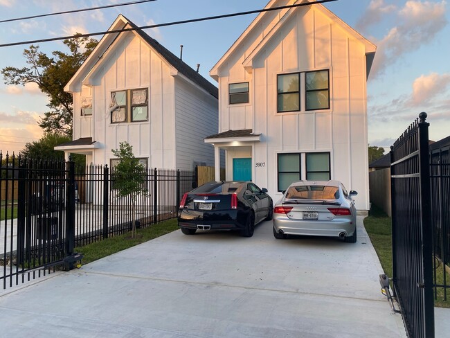 Building Photo - 3907 Shelby Cir