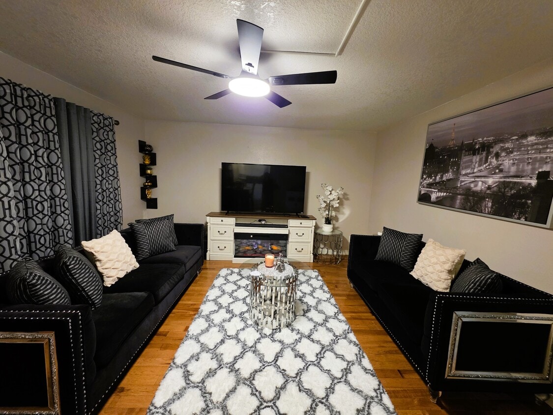 Sala de estar - 12504 SE Stark St