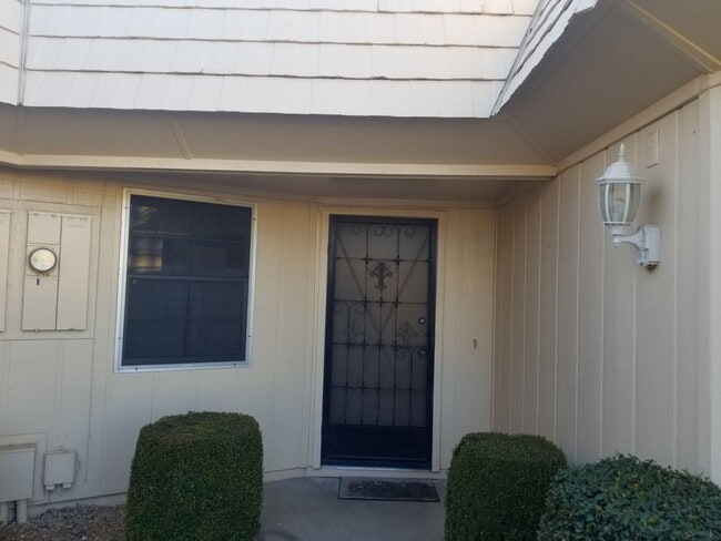 Building Photo - Spacious 2 bedroom 2 bath Condo