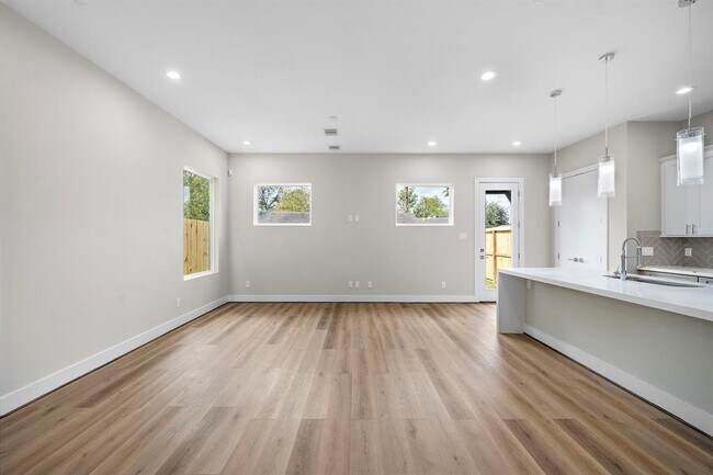 Foto del edificio - 8138 Esther Acres Ln