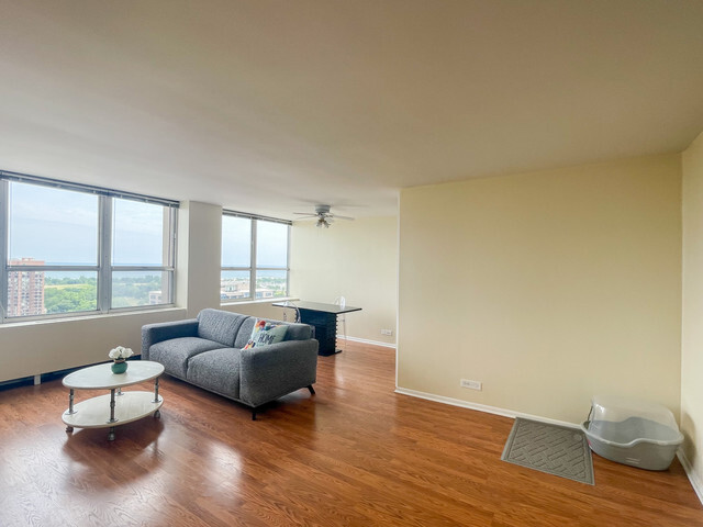 Foto principal - 655 W Irving Park Rd