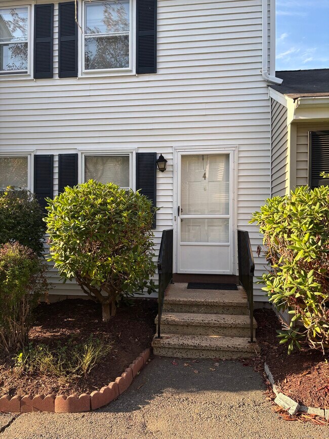 Building Photo - 4 Persimmon Ln