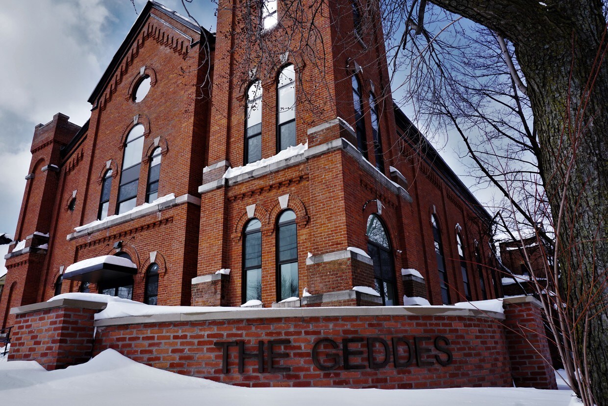 Primary Photo - 1700 W Genesee St