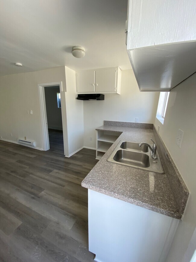 Building Photo - 927 Camulos St