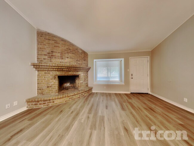 Foto del edificio - 5022 Crestwood Dr